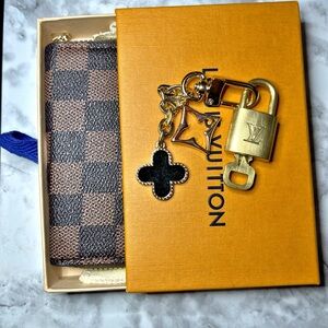 LOUIS VUITTON PadLock & Key #309 with Unbranded Gold & Black Clover Key Chain